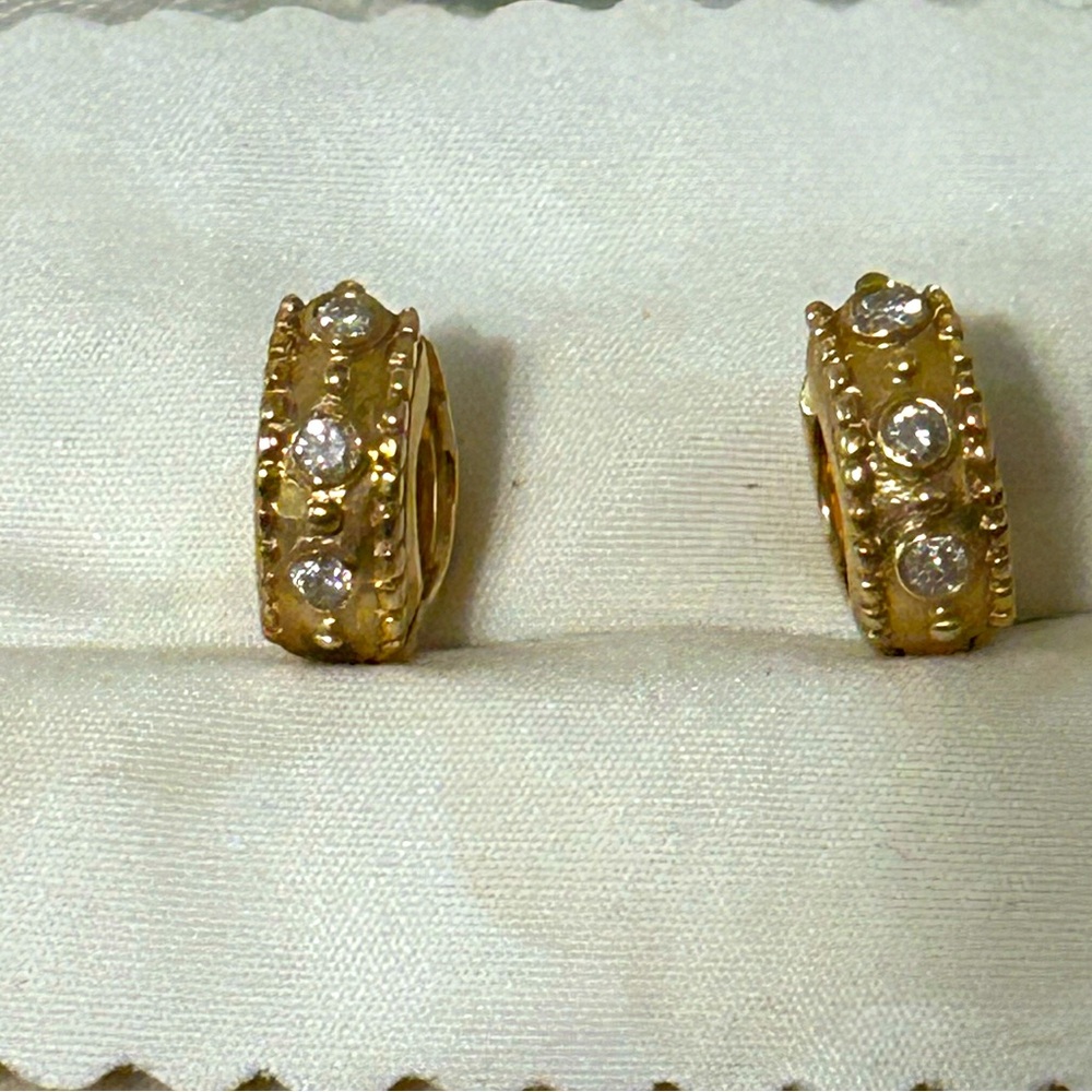14KT YELLOW GOLD AND DIAMONDS SMALL HOOP EARRINGS